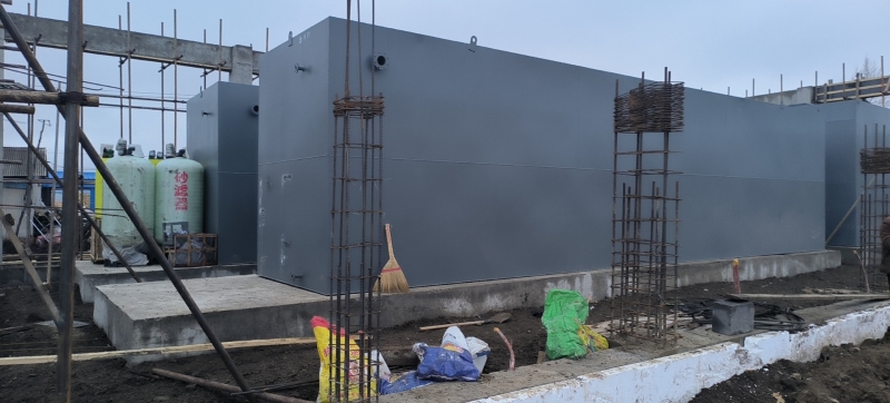 饒河縣西豐村一體化污水處理設備吊裝施工現場